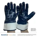 Operador utilizando guantes DermaCare 67-805 de nitrilo de recubrimiento total